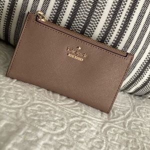 ✨ Kate Spade small Bifold wallet ✨